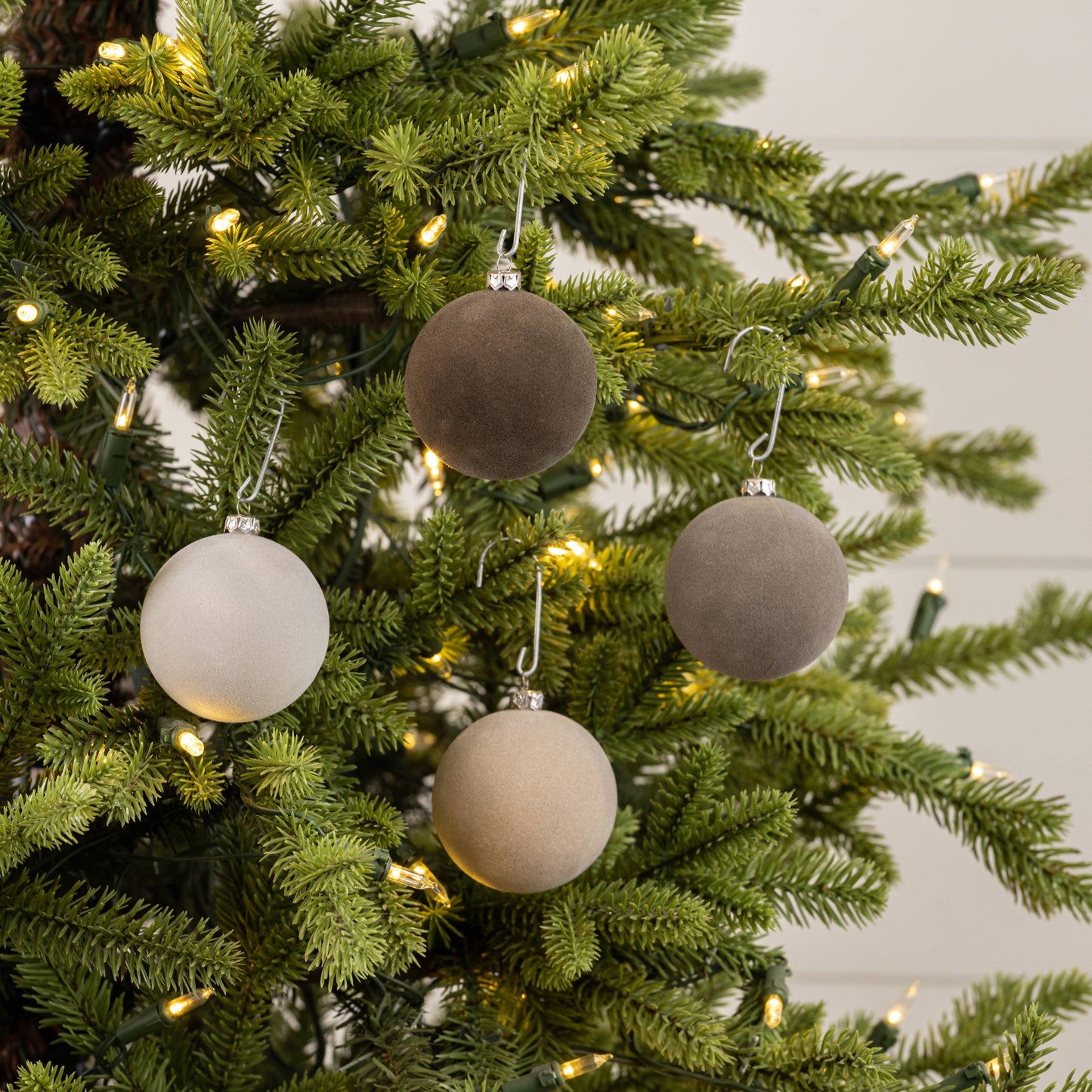 SET/ 4 - 2.5" GREY FLOCKED BALLS