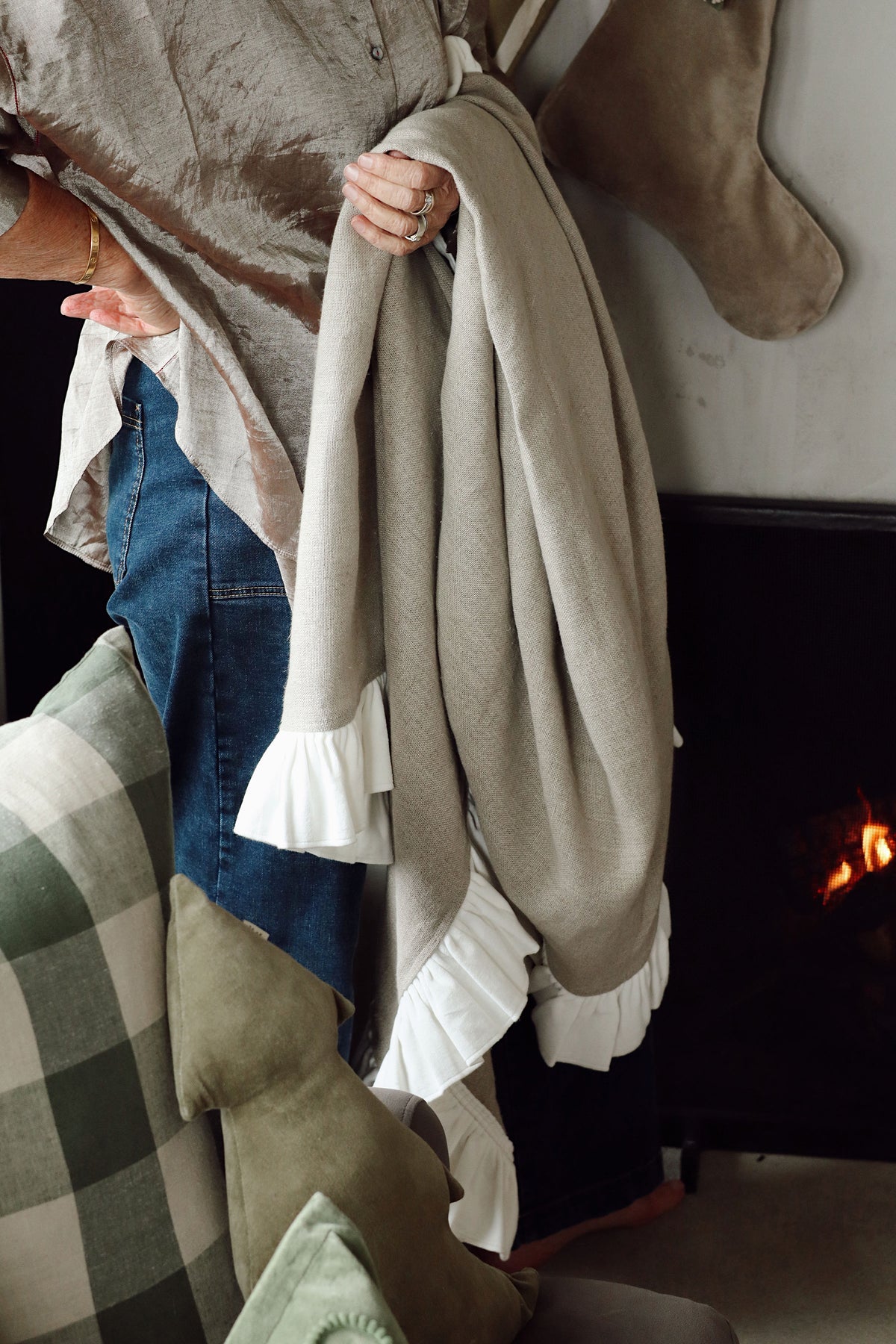Velvet Ruffle Linen Throw